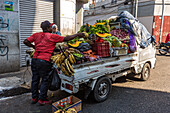 Ein mobiler Obst- und Gemüsewagen verkauft Obst und Gemüse auf der Straße in Santo Domingo, Dominikanische Republik