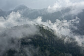 Tief hängende Wolken über den Bergen bei Constanza in der Dominikanischen Republik