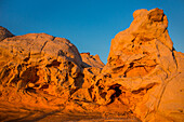 Farbenfroher erodierter Navajo-Sandstein bei Sonnenuntergang in der White Pocket Recreation Area, Vermilion Cliffs National Monument, Arizona