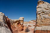 Farbenfroher erodierter Navajo-Sandstein in der White Pocket Recreation Area, Vermilion Cliffs National Monument, Arizona. Hier sind sowohl plastische Verformung als auch Querschichtung zu sehen.