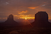 Sonnenaufgang zwischen dem East Mitten & Merrick Butte im Monument Valley Navajo Tribal Park in Arizona