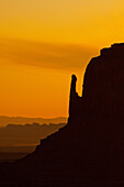 Farbenfroher Sonnenaufgangshimmel hinter dem East Mitten Butte im Monument Valley Navajo Tribal Park in Arizona