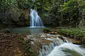 Ein kleinerer Wasserfall am Limon-Fluss in der Nähe der großen Wasserfälle von El Limon in der Dominikanischen Republik. Eine lange Verschlusszeit wurde verwendet, um dem Wasser dieses seidige Aussehen zu verleihen.