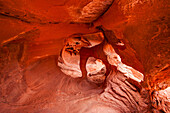 Windstone Arch in der FIre Cave im erodierten Aztec Sandstone des Valley of Fire State Park in Nevada