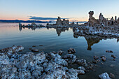 Blick auf die Tuffsteinformationen am Mono Lake in Kalifornien bei Tagesanbruch