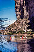 Rafting auf dem Rio Grande River im Santa Elena Canyon im Big Bend National Park mit Blick auf Mexiko auf der anderen Seite des Flusses