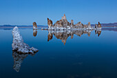 Tuffsteinformationen spiegeln sich im Mono Lake in Kalifornien in der Abenddämmerung