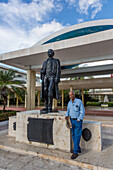 Statue von Juan Pablo Duarte mit dem Bildhauer, Jose Ramon Rotelini, in Santo Domingo, Dominikanische Republik