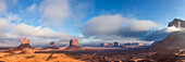 Tiefhängende Wolken über der Mittens und Merrick Butte im Monument Valley Navajo Tribal Park in Arizona. Spearhead Mesa, Elephant Butte, Camel Butte, Rain God Mesa und Mitchell Mesa sind rechts zu sehen.