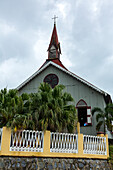 La Churcha beherbergt die Evangelische Kirche San Pedro in Samana, Dominikanische Republik. Sie wurde in den 1880er Jahren aus Metall gebaut und aus England importiert.