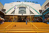 Einkäufer steigen die berühmten gelben Stufen zum Mercado Modelo in Santo Domingo, Dominikanische Republik, hinunter