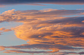 Bunte Kumuluswolken bei Sonnenuntergang über der Canyonlandschaft bei Moab, Utah