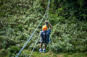 Ein Mann beim Ziplining in der Nähe von Sosua in der Dominikanischen Republik