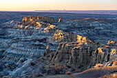 Angel Peak Scenic Area in der Nähe von Bloomfield, New Mexico. Links ist das Castle zu sehen, darunter die Badlands des Kutz Canyon. Rechts ist der Angel Peak zu sehen.