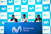 Alfonso Gomez, CEO von Telefonica Hispam (L), Radrennfahrer Nairo Quintana (C) und Fabian Hernandez, CEO von Movistar Colombia (R), sprechen während einer Pressekonferenz, auf der die Rückkehr des Movistar-Radteams angekündigt wird, in Bogota, Kolumbien, am 30. Oktober 2023