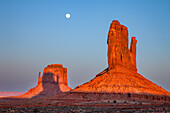 Schatten des West Mitten projiziert auf den East Mitten bei Sonnenuntergang im Monument Valley Navajo Tribal Park in Arizona. Dieses Phänomen tritt zweimal im Jahr auf.