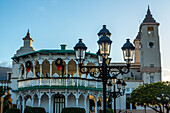 Ein viktorianischer Pavillon oder Musikpavillon neben der Kathedrale auf dem Independence Square in Puerto Plata, Dominikanische Republik