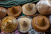 Traditionelle thailändische Hüte zum Verkauf auf dem schwimmenden Markt von Damnoen Saduak in Thailand