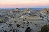 Angel Peak Scenic Area in der Nähe von Bloomfield, New Mexico. die Kutz Canyon Badlands, kurz nach Sonnenuntergang