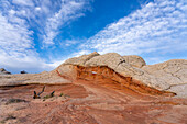 Erodierter weißer Pillow Rock oder Brain Rock Sandstein in der White Pocket Recreation Area, Vermilion Cliffs National Monument, Arizona. Sowohl der rote als auch der weiße Sandstein sind Navajo-Sandstein, aber der rote hat mehr Eisenoxidanteil