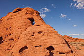 Zwei unbenannte natürliche Bögen im erodierten Azteken-Sandstein im Valley of Fire State Park in Nevada