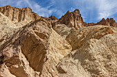 Farbenfrohe Furnace Creek-Formation im Golden Canyon im Death Valley National Park in der Mojave-Wüste, Kalifornien