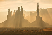 Teleaufnahme des Totempfahls und des Yei Bi Chei im Monument Valley Navajo Tribal Park in Arizona