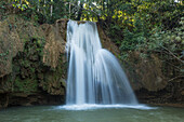 Ein kleinerer Wasserfall am Limon-Fluss in der Nähe der großen Wasserfälle von El Limon in der Dominikanischen Republik. Eine lange Verschlusszeit wurde verwendet, um dem Wasser dieses seidige Aussehen zu verleihen.