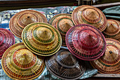 Traditionelle thailändische Hüte zum Verkauf auf dem schwimmenden Markt von Damnoen Saduak in Thailand