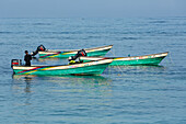 Ein Führer bereitet sein Boot für die Fahrt zur Paradiesinsel vor, einer kleinen Insel im Korallenriff vor der Küste der Dominikanischen Republik
