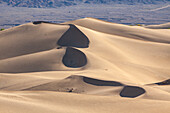 Geschwungene Dünenkämme in den Mesquite Flat Sanddünen in der Mojave-Wüste im Death Valley National Park, Kalifornien
