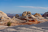 Erodierter weißer Pillow Rock oder Brain Rock Sandstein in der White Pocket Recreation Area, Vermilion Cliffs National Monument, Arizona. Sowohl der rote als auch der weiße Sandstein sind Navajo-Sandstein, aber der rote hat mehr Eisenoxidanteil