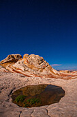 Sterne über dem bunten, mondbeschienenen Sandstein in der White Pocket Recreation Area, Vermilion Cliffs National Monument, Arizona