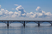 Die Brug Samana van Leona ist eine Fußgängerbrücke von der Stadt zu zwei kleinen Inseln im Hafen von Samana, Dominikanische Republik