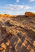 Erodierte Azteken-Sandsteinformationen im Valley of Fire State Park in Nevada. Die dünnen parallelen Rippen werden als Verdichtungsbänder bezeichnet