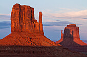 Schatten des West Mitten projiziert auf den East Mitten bei Sonnenuntergang im Monument Valley Navajo Tribal Park in Arizona. Dieses Phänomen tritt zweimal im Jahr auf.