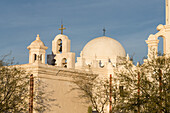 Der Glockenturm der Totenkapelle und die Kuppel der Mission San Xavier del Bac, Tucson, Arizona