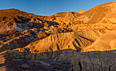 Farbenfrohe erodierte Badlands der Artist's Palette bei Sonnenuntergang im Death Valley National Park in Kalifornien