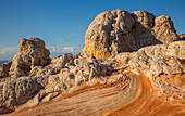 Farbenfroher erodierter Navajo-Sandstein in der White Pocket Recreation Area, Vermilion Cliffs National Monument, Arizona. Hier sind sowohl plastische Verformung als auch Querschichtung zu sehen.