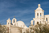 Der Glockenturm der Sterbekapelle, die Kuppel und der westliche Glockenturm der Mission San Xavier del Bac in Tucson, Arizona