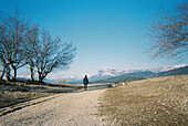 Analoge Fotografie eines Mannes beim Wandern in den Pyrenäen, Aragon, Spanien