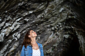 Junge Frau in den Höhlen von Artr (Coves díArtr) in der Gemeinde Capdepera, im Nordosten der Insel Mallorca, Spanien