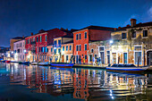 Bunter venezianischer Kanal bei Nacht mit Booten und Fußgängern, Fondamenta San Giobbe, Cannaregio