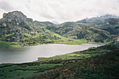 Analogfotografie der Seen von Covadonga, Nationalpark Picos de Europa, Asturien, Spanien