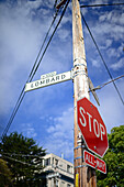 Beliebte Lombard Street in San Francisco, eine Straße zwischen Ost und West, die für einen steilen Block mit acht Haarnadelkurven bekannt ist