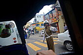 Polizist regelt den Verkehr in Kandy, Blick aus einem Tuk Tuk, Sri Lanka