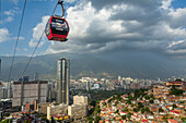 Metrokabel San Agustin. Das Caracas MetroCable ist eine Seilbahn, die in die Metro von Caracas integriert ist, um die Bewohner der beliebten Viertel von Caracas, die meist in den Bergen liegen, schneller und sicherer zu befördern. Caracas, Venezuela