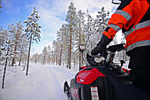 Antti, junger finnischer Reiseleiter von VisitInari, fährt mit einem Schneemobil in der Wildnis von Inari, Lappland, Finnland