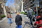 Menschen auf den Straßen von Granada, Spanien
