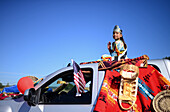 Morgenparade auf der Navajo Nation Fair, einer weltbekannten Veranstaltung, auf der die Landwirtschaft, die Kunst und das Kunsthandwerk der Navajo präsentiert und das kulturelle Erbe der Navajo durch kulturelle Unterhaltung gefördert und bewahrt wird. Window Rock, Arizona